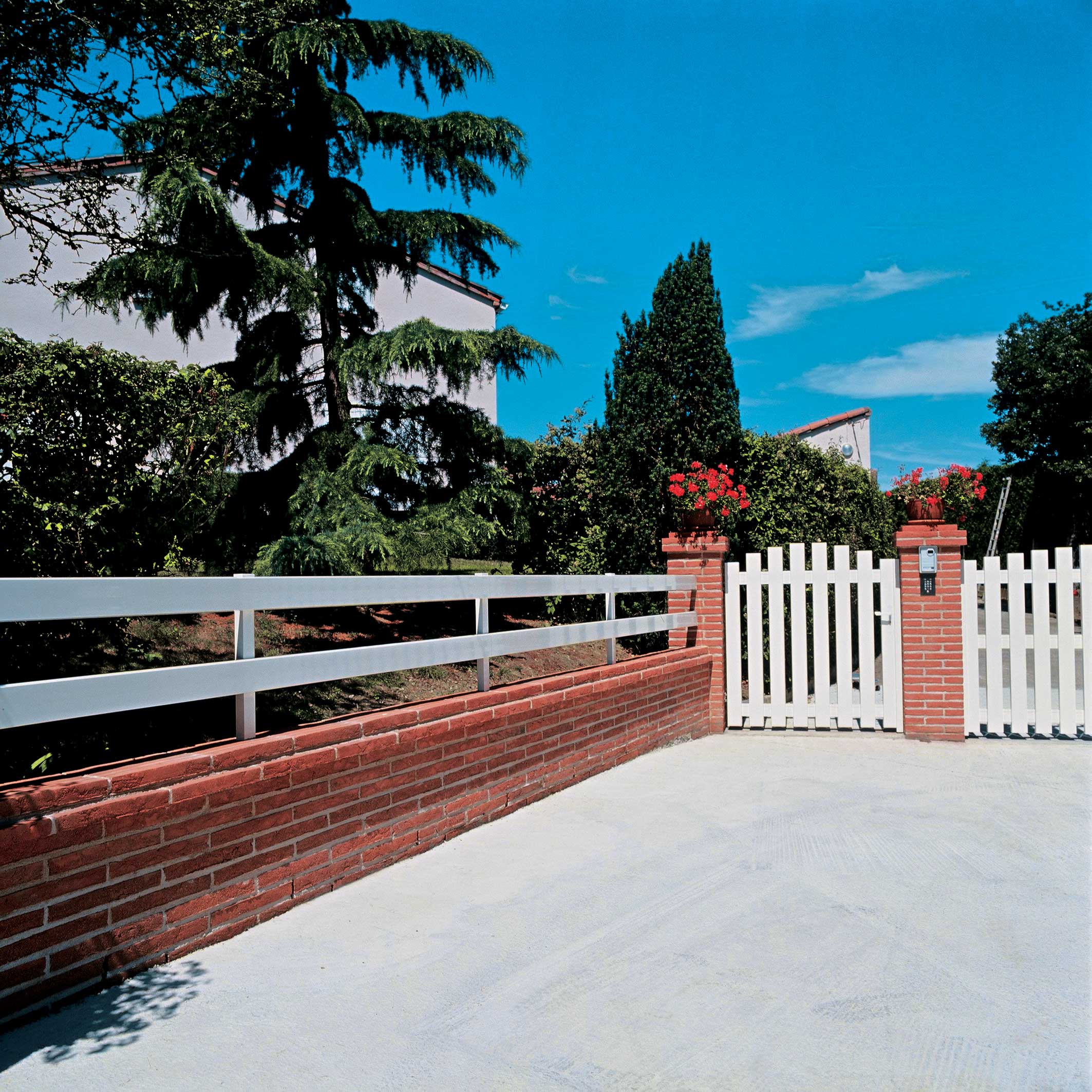 produit-amenagement-briques-moulees-mains-nagen-saint-marcel-paulel-pratmarty-dessus-de-mur-exterieur-maison-entree-region-occitanie-toulousaine-portrait-06-19