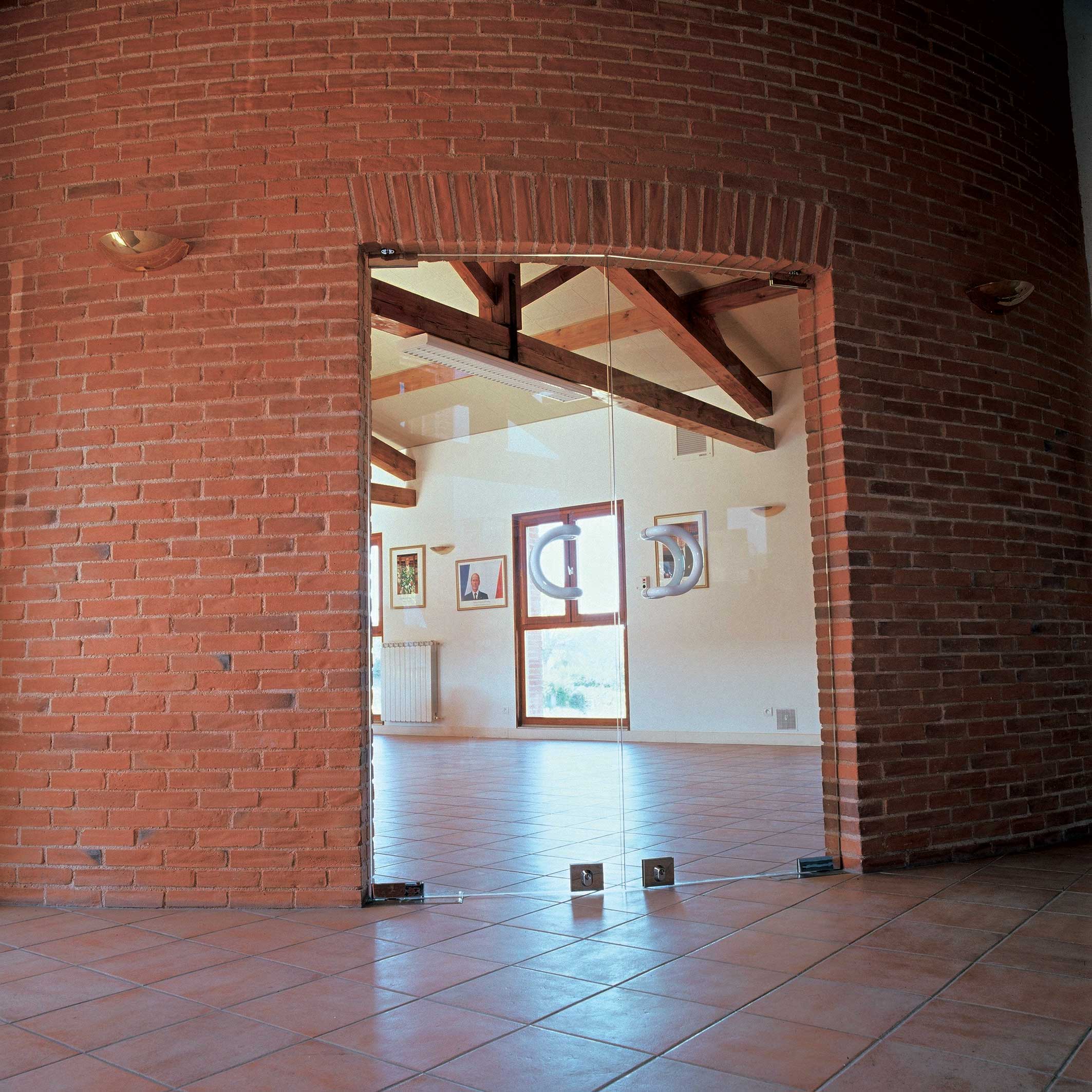 produits-parements-briqueterie-briques-nagen-saint-marcel-paulel-pratmarty-version-restauration-arrondie-salle-portes-fenetres-portrait-03-45